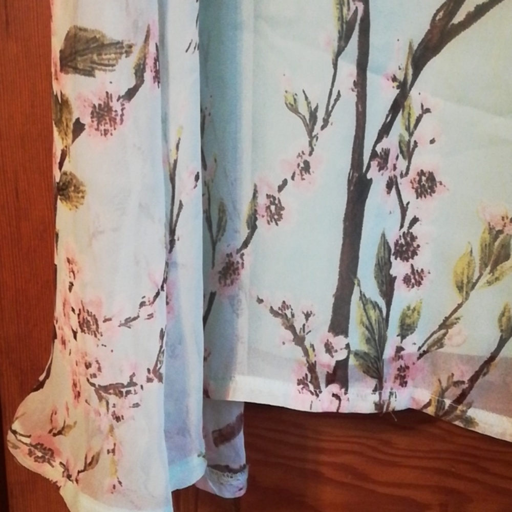 Feminine and flowy formal dress - Picture 3 of 8